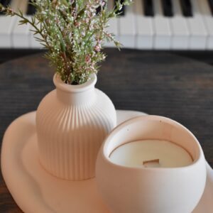 Vase mit Kunstblumen & Duftkerze auf Tablett