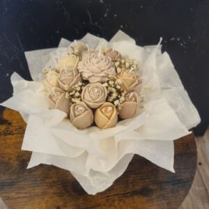 ewige blumen kerze aus sojawachs – handgemachter blumenstrauß mit rosen | nachhaltige duftkerze & geschenkidee
