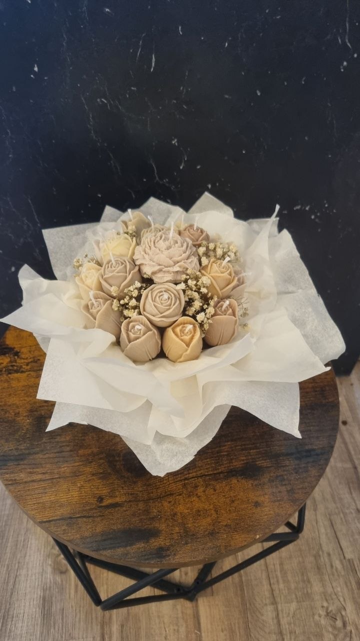 ewige blumen kerze aus sojawachs – handgemachter blumenstrauß mit rosen | nachhaltige duftkerze & geschenkidee ewige blumen kerze aus sojawachs – handgemachter blumenstrauß mit rosen | nachhaltige duftkerze & geschenkidee